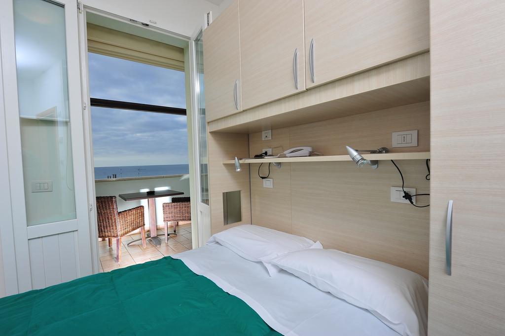 Hotel Aurora San Vincenzo Room photo